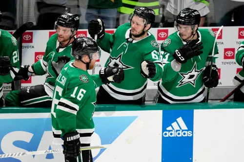 Дадонов и Павелски вытягивают на себе «Звезд» в серии с «Кракен»