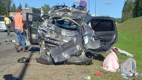 Юные велосипедистки погибли в жуткой аварии. "КАМАЗ" на трассе потерял управление