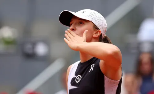 «Я сама не в курсе зачем». Первой ракетке мира буквально заклеили рот