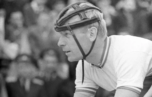 82-летнего русского чемпиона нашли в заброшенном бараке. Его жестоко обманули аферисты