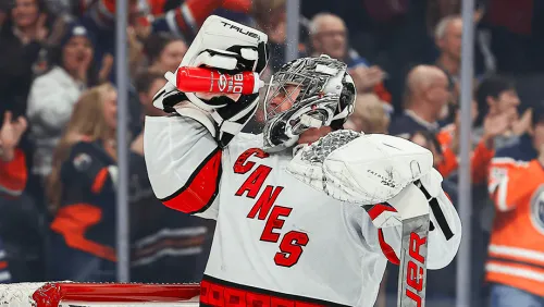 Кочеткову пора домой в КХЛ. Россиянин пропустил 3 шайбы за 5 минут