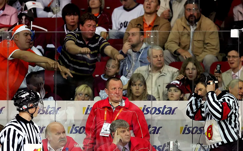 судьи ЧМ-2006 по хоккею гетти.webp